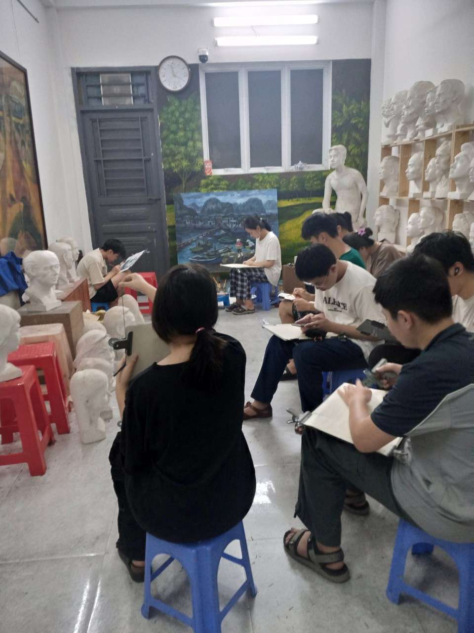 BUỔI VẼ THEO MẪU